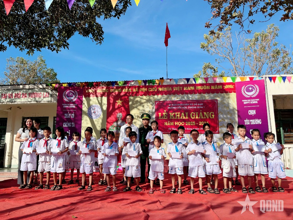 Hà Tĩnh: Đồn Biên phòng Lạch Kèn tiếp sức học sinh nghèo đến trường